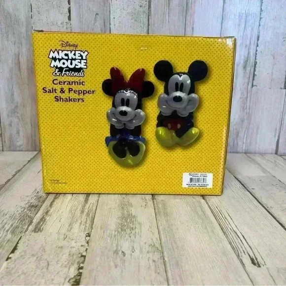 Disney Mickey & Friends Ceramic Salt & Pepper Shakers New In Box - Picture 3 of 5